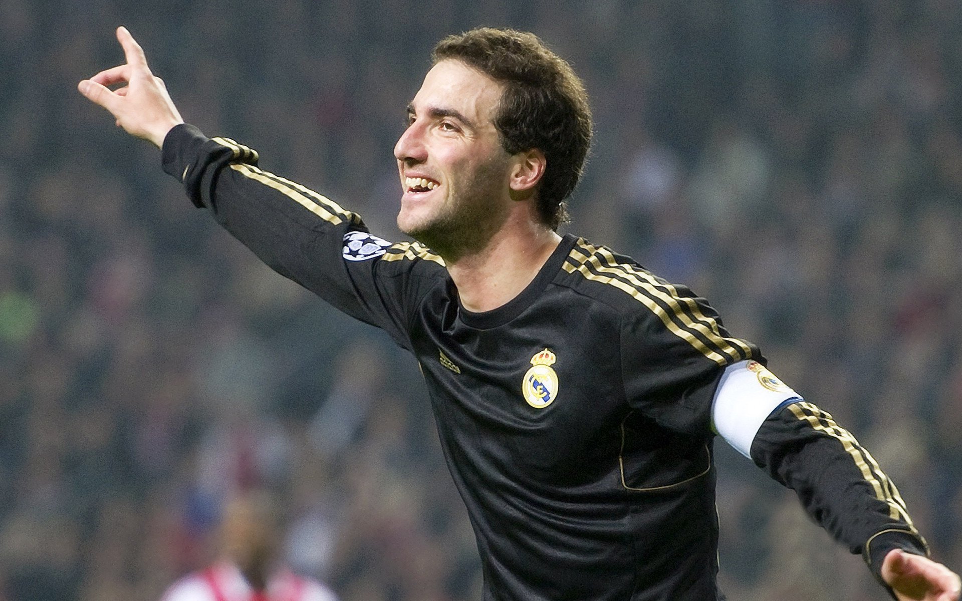 “马科斯·梅特罗的领导能力,带领阿根廷美洲狮队取得历史性突破”